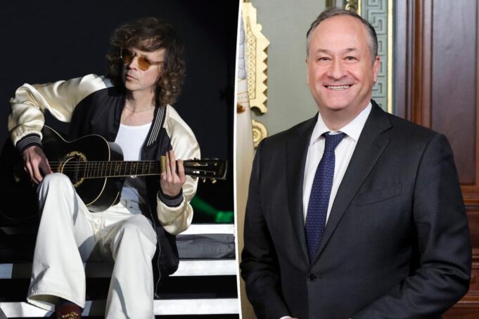 Бек празднует шоу Bowery Ballroom с Afterparty в Mulberry после тусоваться с Дугом Эмхоффом