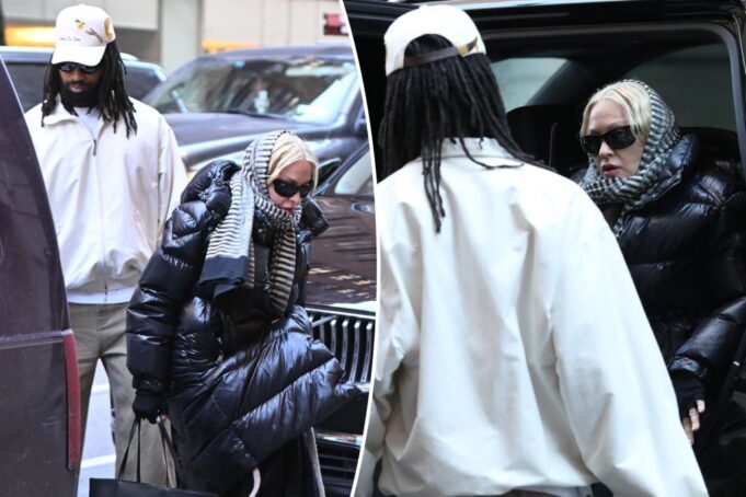 66 -летняя Мадонна с парнем Акием Моррис, 28 лет, в Нью -Йорке