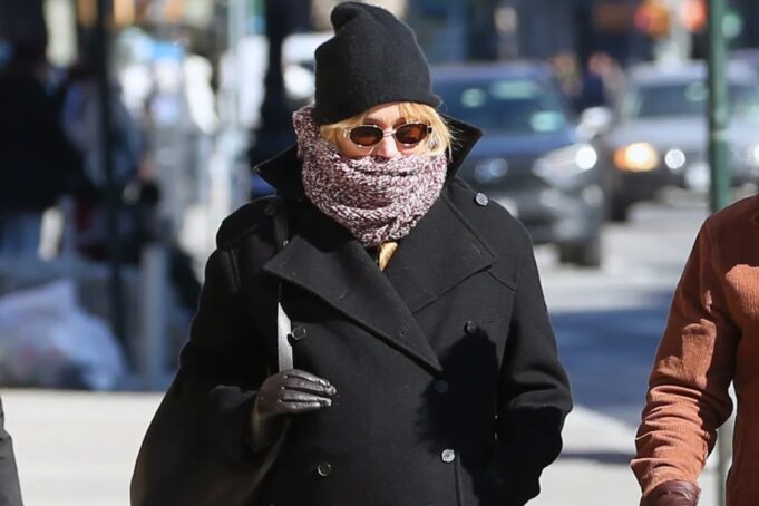 Дженнифер Лоуренс забивает свою растущую детскую шишку, захватывая завтрак и больше звездных снимков