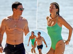 Раздетый Марк Уолберг и жена в бикини Рея Дарем отдыхают на пляже во время отпуска на Барбадосе