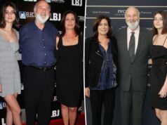 Роми Райнер впервые появляется после смерти родителей Роба и Мишель на мрачной вечеринке по случаю дня рождения на пляже.