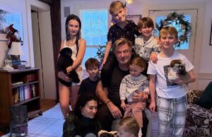 Алек и Хилария Болдуин запечатлели хаотичное Рождество со своими семерыми детьми и другими звездными снимками