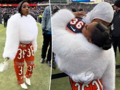 Симона Байлз подбадривает мужа Джонатана Оуэнса в изготовленных на заказ трикотажных штанах на игре Bears vs. Lions