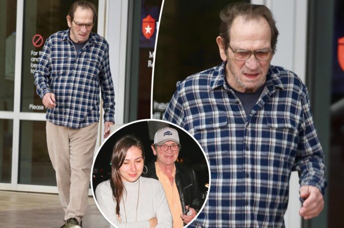 «Убитого горем» Томми Ли Джонса впервые увидели после трагической смерти дочери Виктории