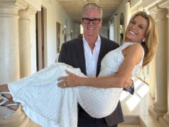 Ванна Уайт выходит замуж за своего давнего партнера Джона Дональдсона на частной свадебной церемонии.