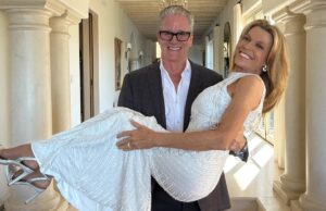 Ванна Уайт выходит замуж за своего давнего партнера Джона Дональдсона на частной свадебной церемонии.