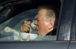 Уильям Шетнер ест миску хлопьев за рулем и другие звездные снимки