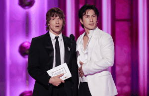 Звезды «Жаркого соперничества» Хадсон Уильямс и Коннор Сторри шутят о том, что толпа видит их обнаженными