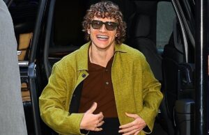 Звезда «Жаркого соперничества» Коннор Сторри прибыл в Нью-Йорк для первого интервью «Поздней ночью» и других звездных снимков