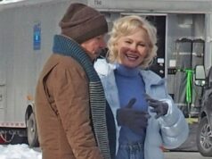 Памела Андерсон и Билли Боб Торнтон беседуют на съемках сериала «Когда-нибудь» и другие звездные снимки