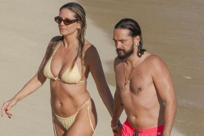 Хайди Клум и Том Каулитц в бикини держатся за руки на пляже и делают новые снимки звезд