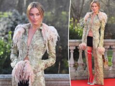 В последнем образе Марго Робби из «Грозового перевала» есть все: гольфы, обнаженный живот и микро-мини.