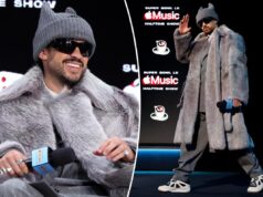 Плохой Банни взволнован во время пресс-конференции в перерыве Суперкубка