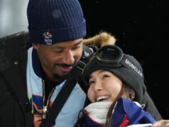 Сноубордистка Хлоя Ким празднует серебряную медаль с бойфрендом из НФЛ Майлсом Гарреттом на зимних Олимпийских играх 2026 года.
