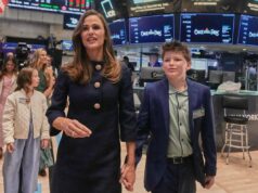Дженнифер Гарнер и сын Сэмюэл посещают Нью-Йоркскую фондовую биржу и делают еще больше звездных снимков